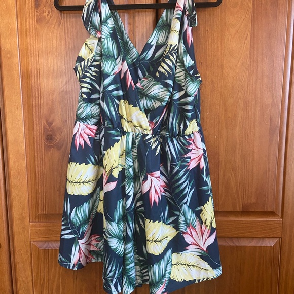 SHEIN Dresses & Skirts - Tropical Leaf Print‎ Dress